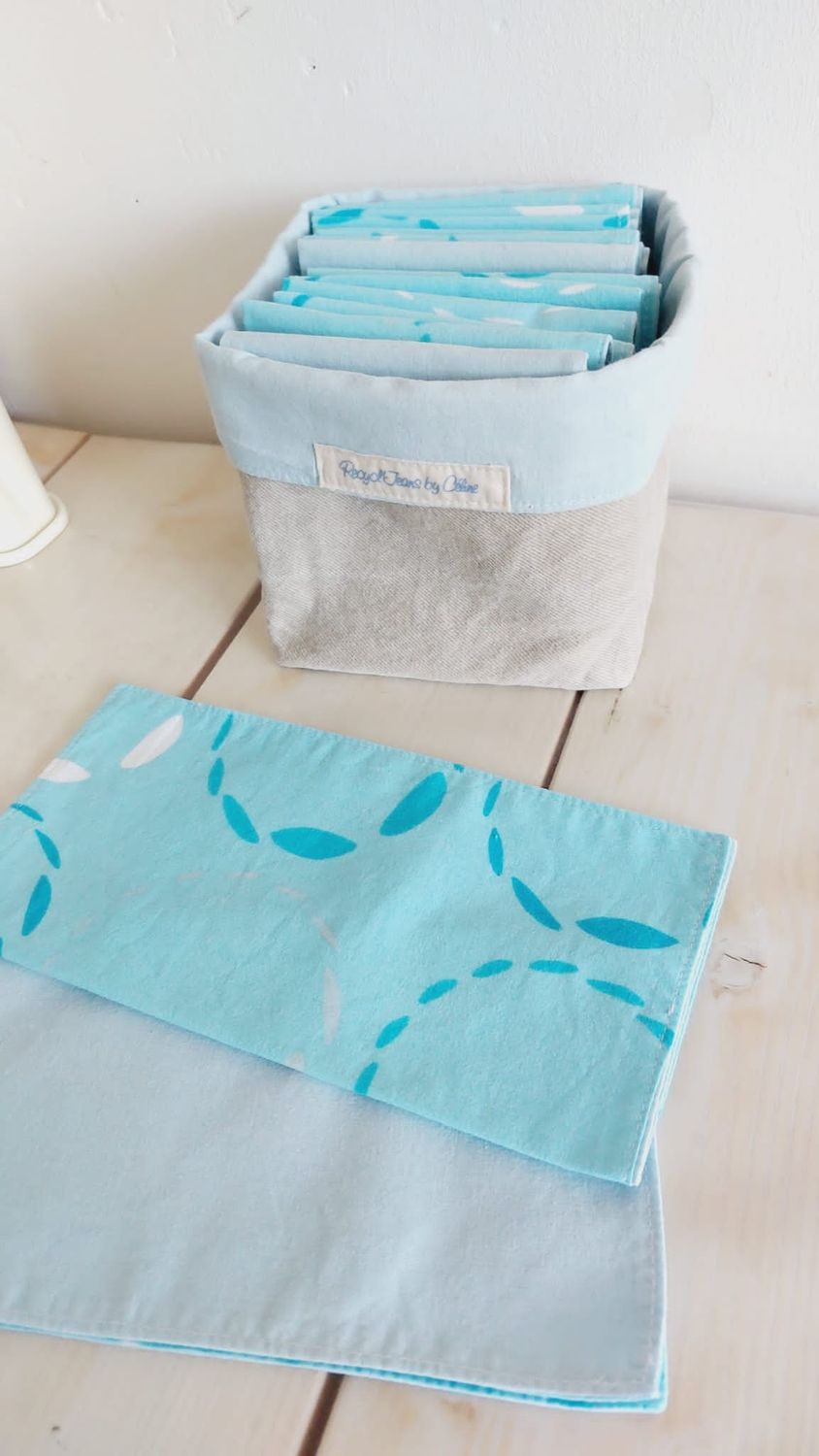 Panier en jean recyclé contenant les serviettes lavables – modèle Blue II