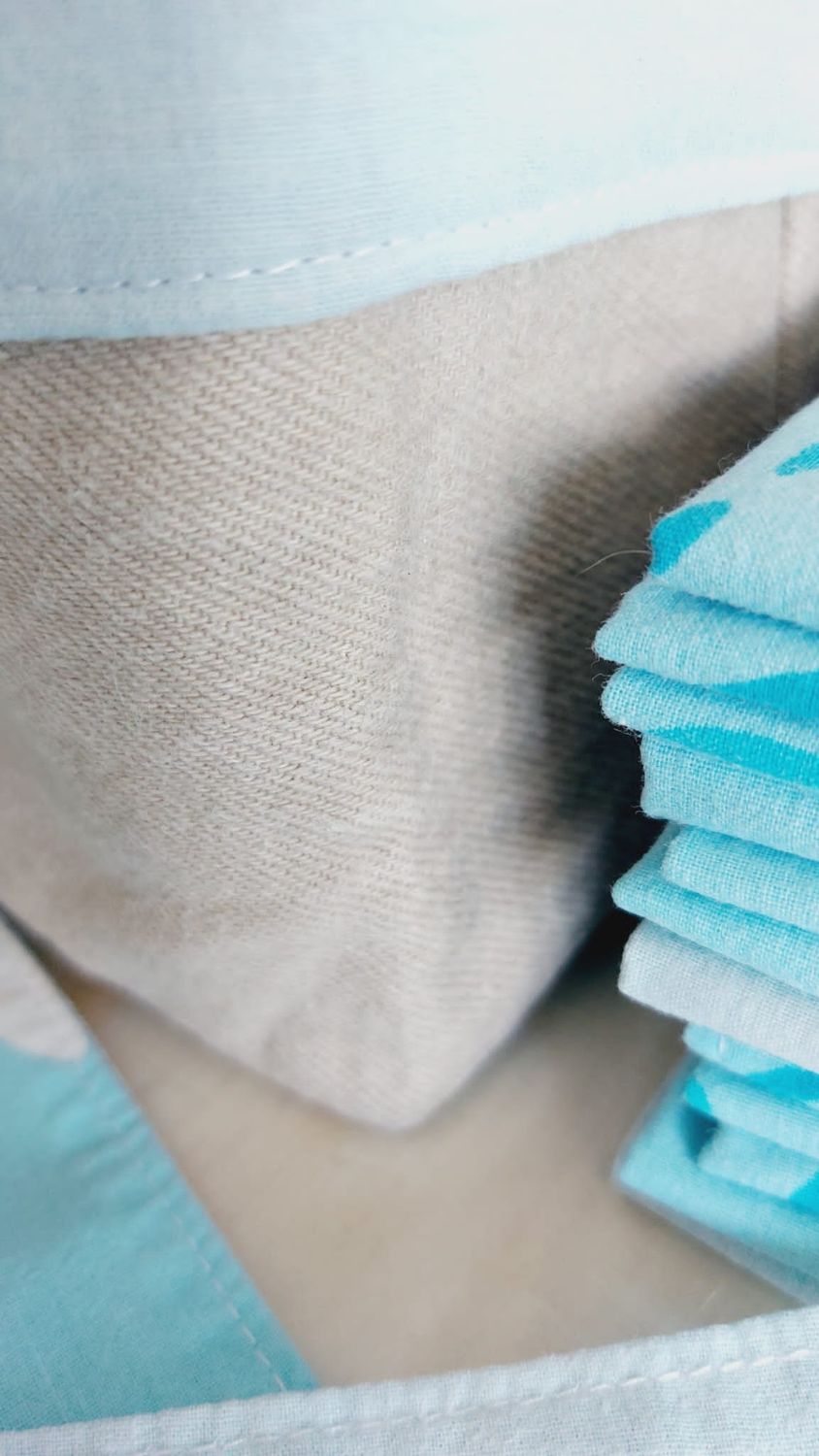 Finition couture d'une serviette lavable artisanale en coton revalorisé