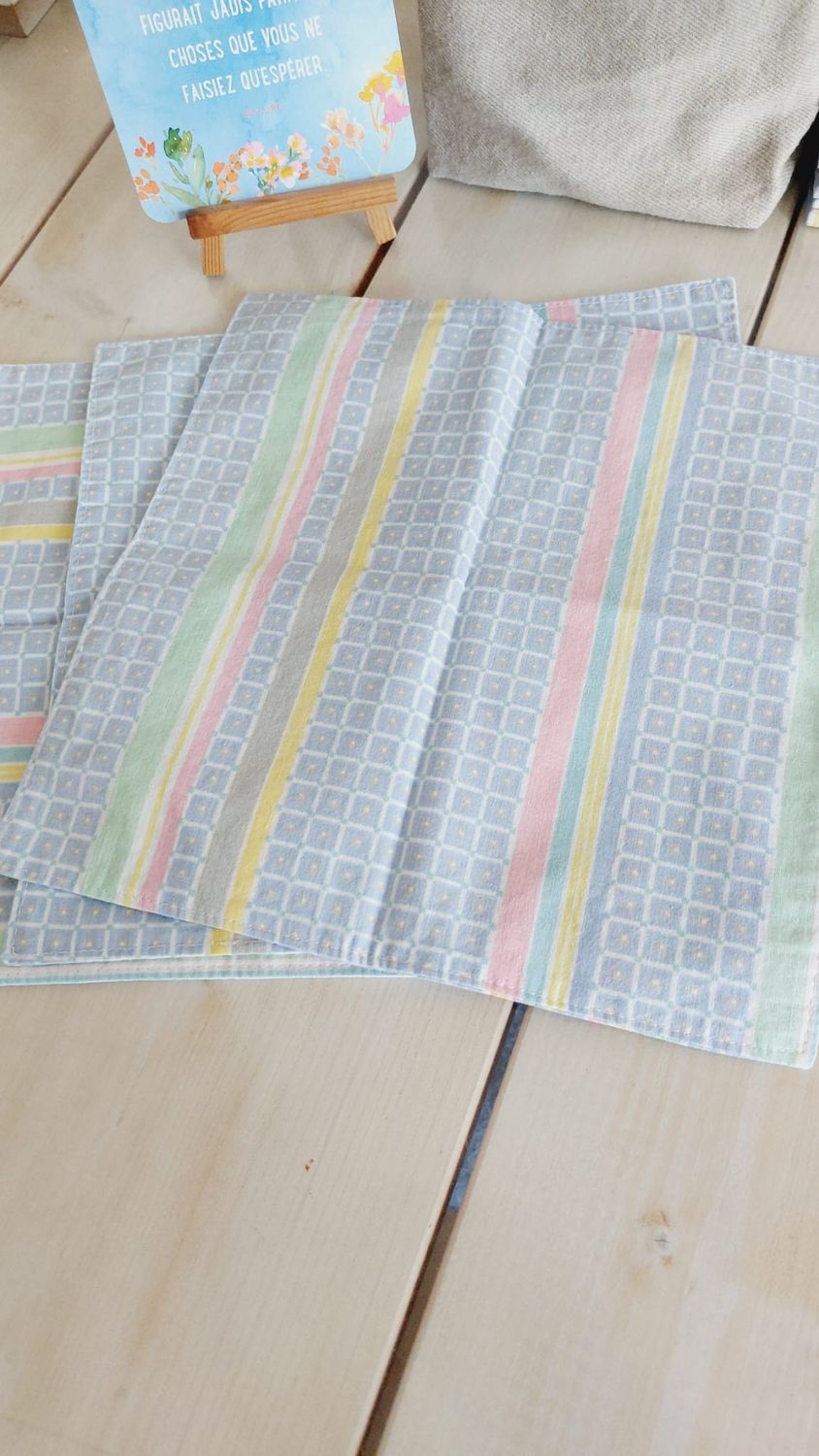 Serviettes lavables motif mosaïque en coton revalorisé ouvertes - détail des motifs et de la couleur