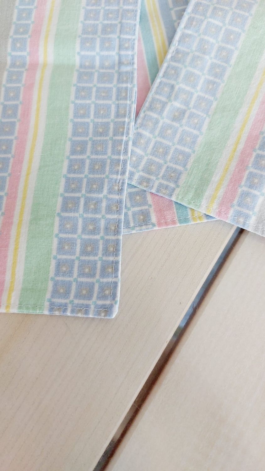 Serviettes lavables motif mosaïque en coton revalorisé ouvertes - détails finitions couture