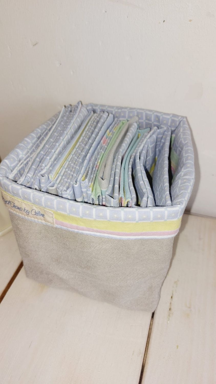 Serviettes MosaÏque lavables en coton rangées dans leur panier en jean recyclé - zéro déchet cuisine