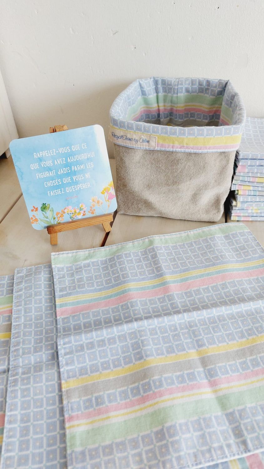 Serviettes de table en coton ouvertes devant leur panier en jean recyclé cousus main par l-essence-il-elle