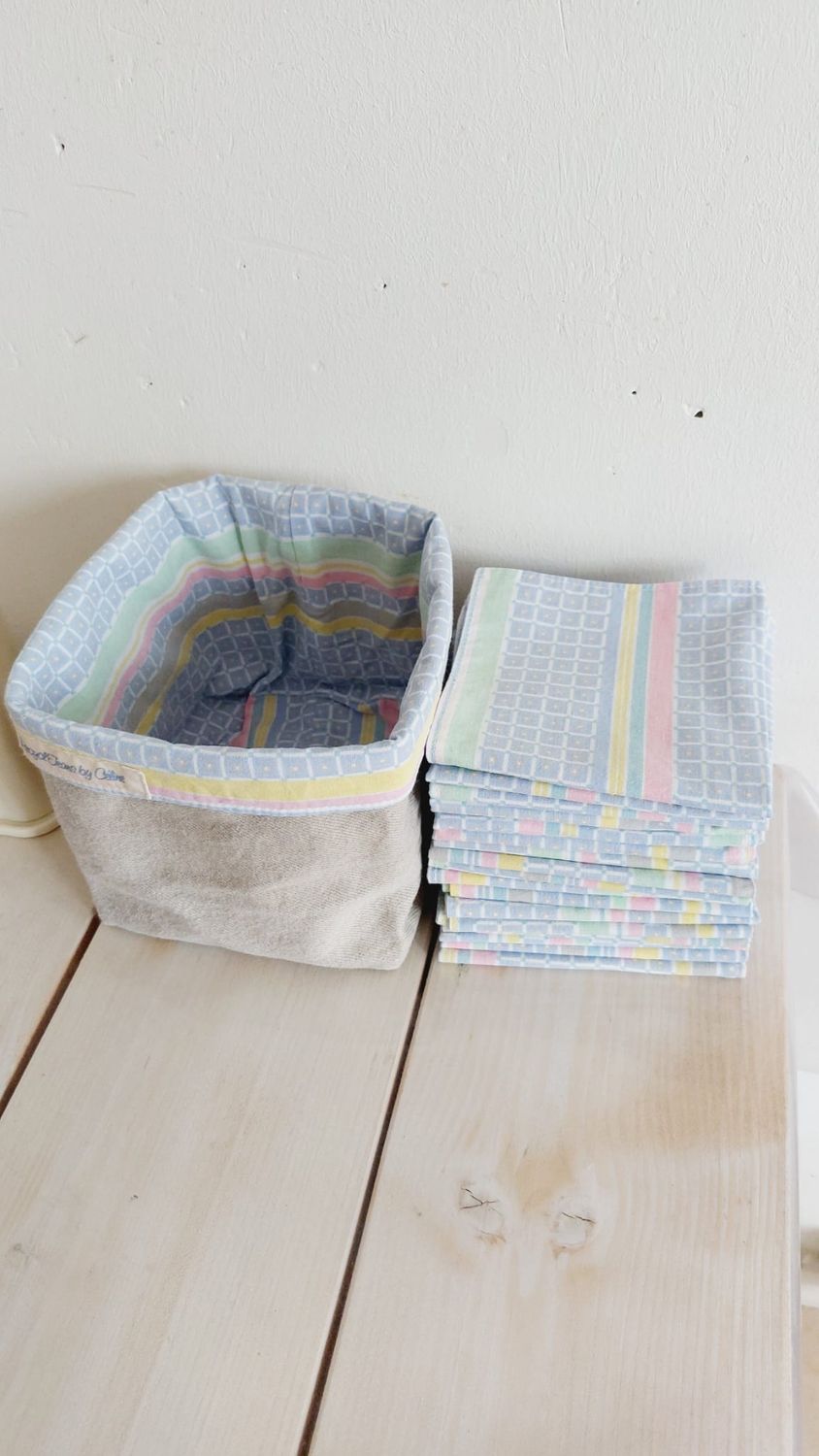 Serviettes en coton mosaïque posées à côté du panier en jean recyclé - vye de l'intérieur du panier