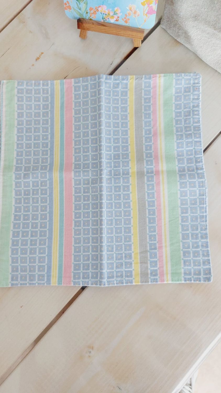 Serviettes lavables motif mosaïque en coton revalorisé ouvertes à plat