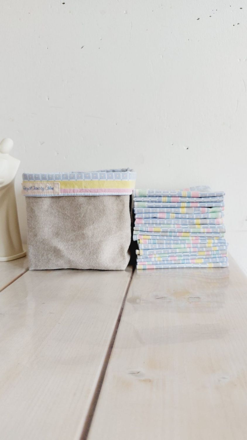 Serviettes en coton mosaïque posées à côté du panier en jean recyclé