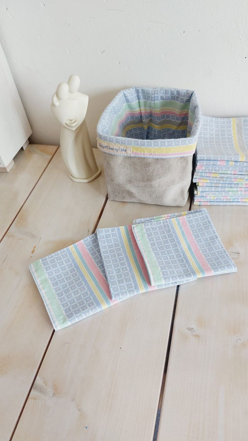 Serviettes lavables et réutilisables Mosaïque en coton  posées et pliées devant le panier en jean recyclé