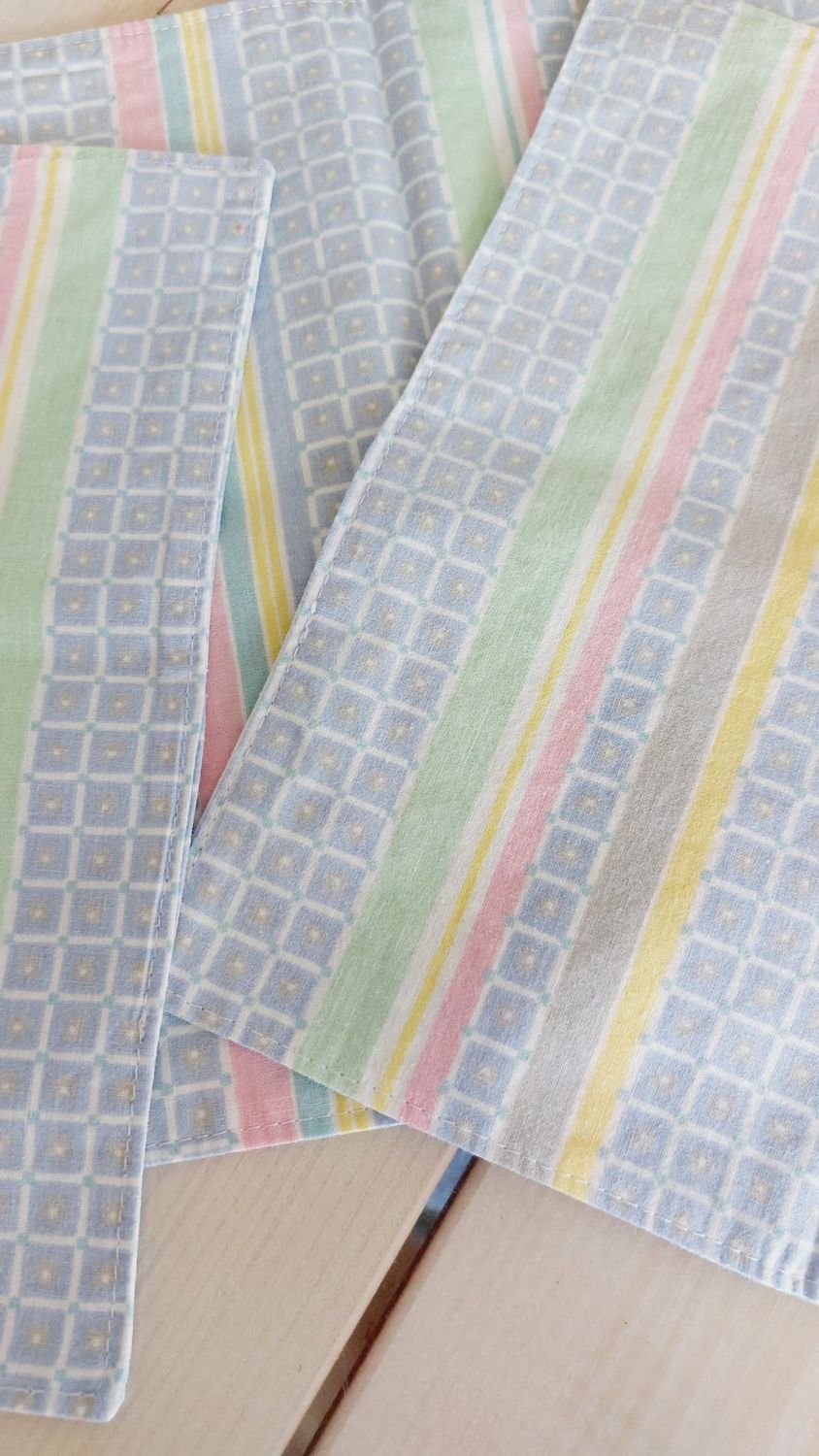 Serviettes lavables motif mosaïque en coton revalorisé ouvertes - zoom finitions couture et motifs