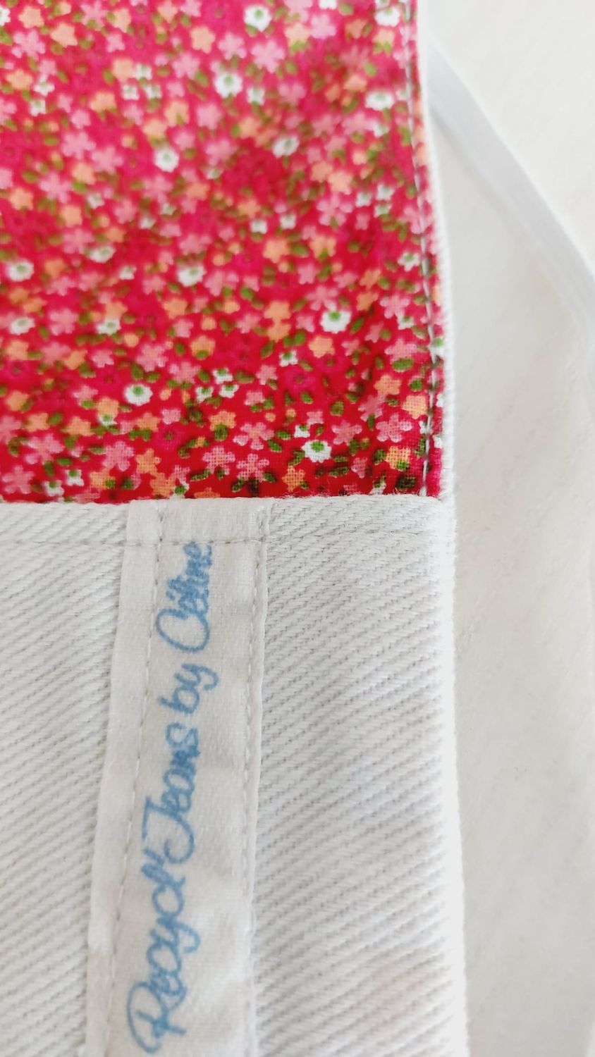 Marque-page Coquelia - Zoom motif fleuri rouge : fleurs et feuilles vertes + finitions couture