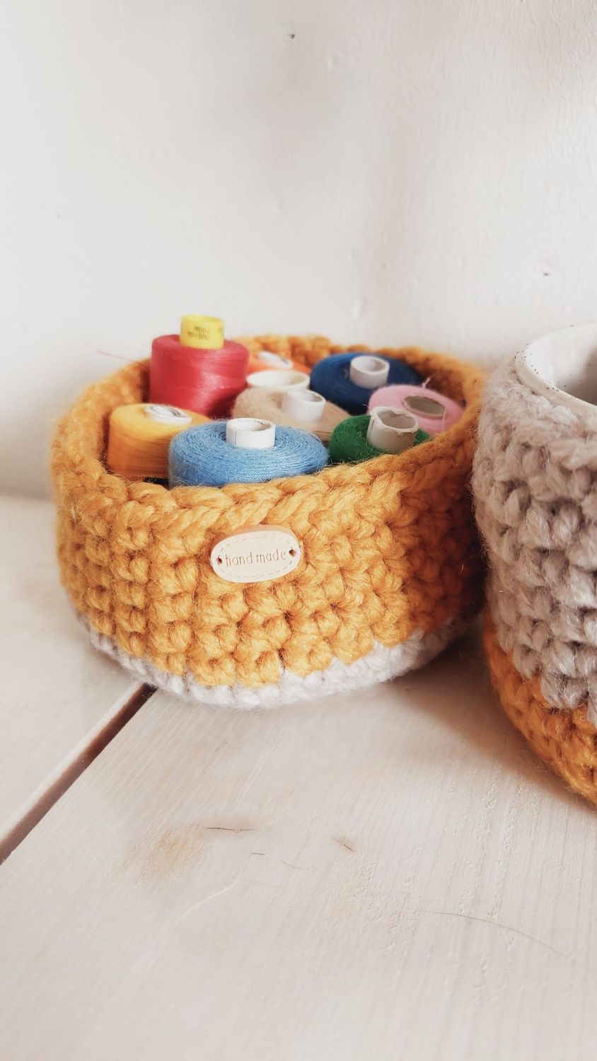 Panier crocheté à la main Ambréa en vide-poche avec bobines de fil