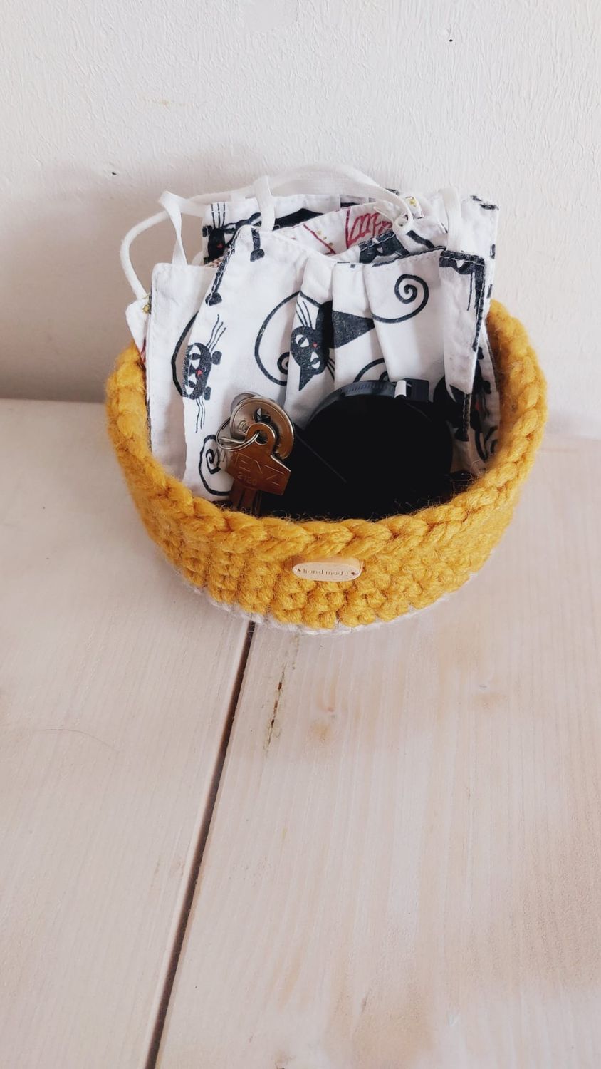 Panier crocheté main Ambréa avec masques en tissu et trousseau de clefs à l'intérieur