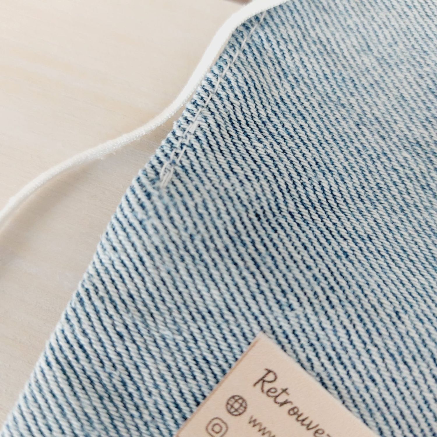 Marque-page Félinéa en jean recyclé - Vue dos- zoom sur petit défaut couture - Artisanat français