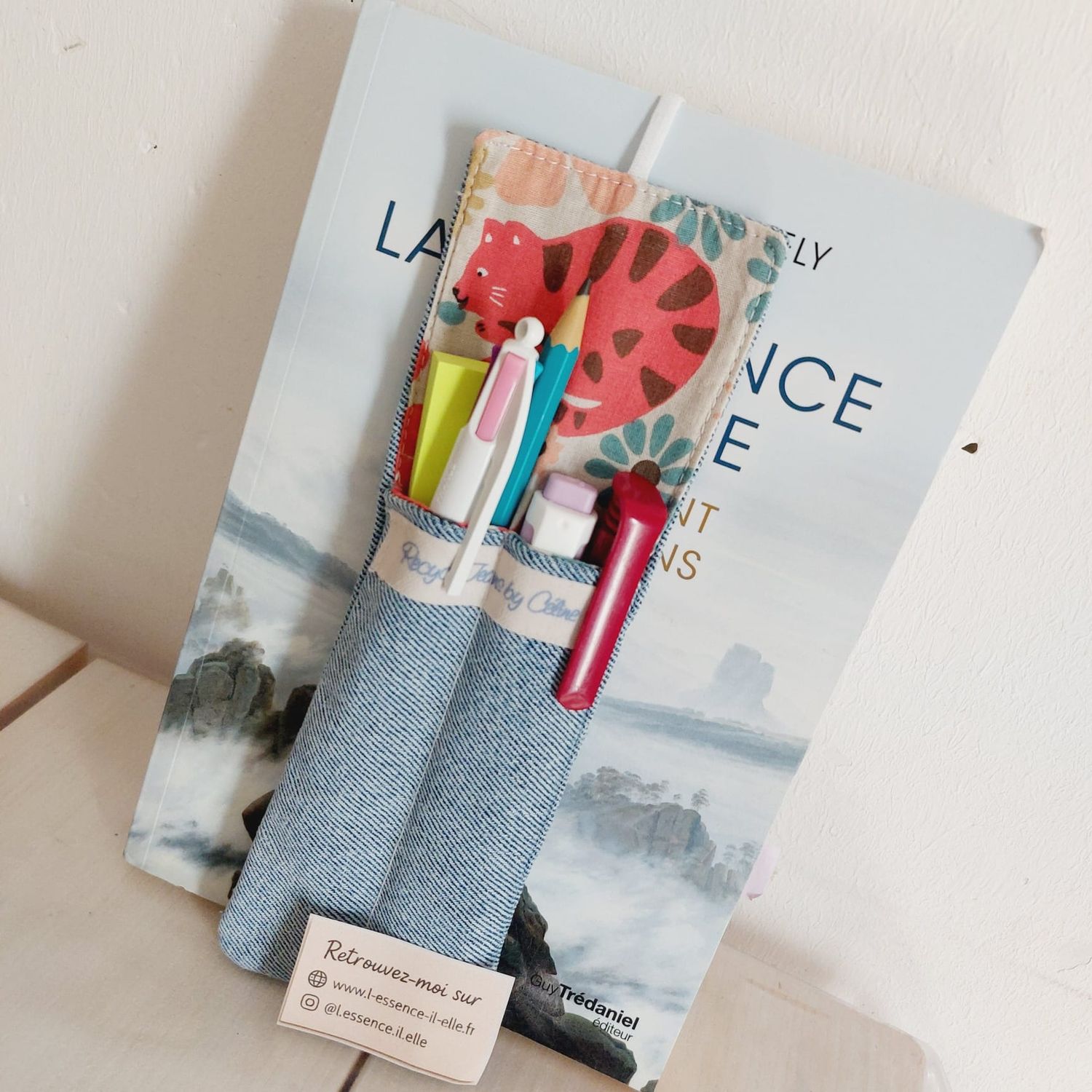 Marque-page Félinéa en jean recyclé et chute de tissu neuf -  inséré dans un livre et garni de stylos