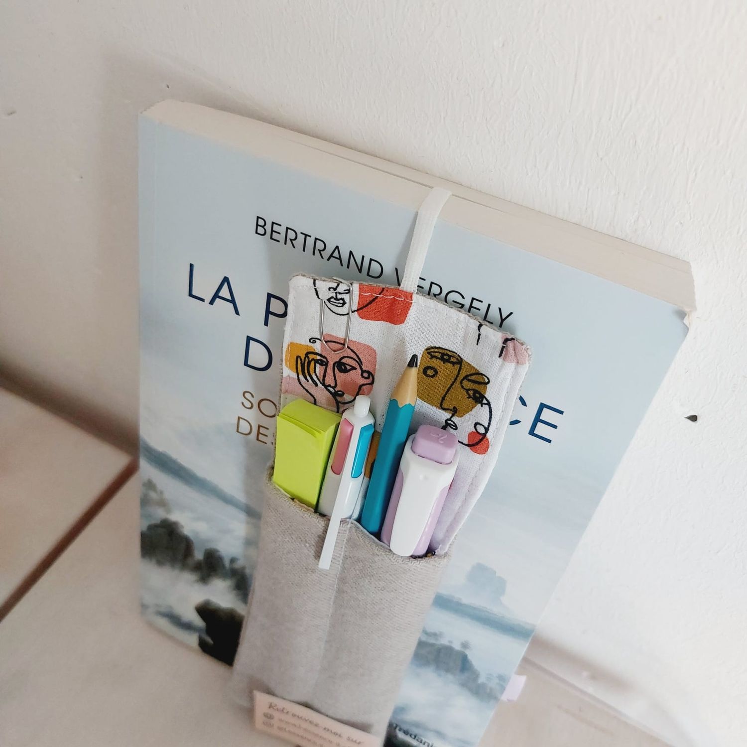 Marque-page Cubismo en jean recyclé marron glacé et chutes de coton neuf - Inséré dans un livre et garni de stylos 