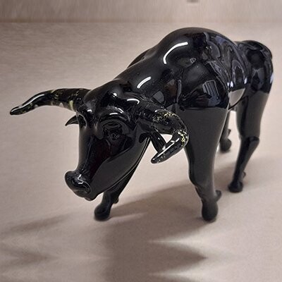 Stier-aus-schwarzem-Glas