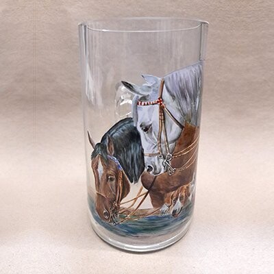 Trinkglas mit Glasmalerei