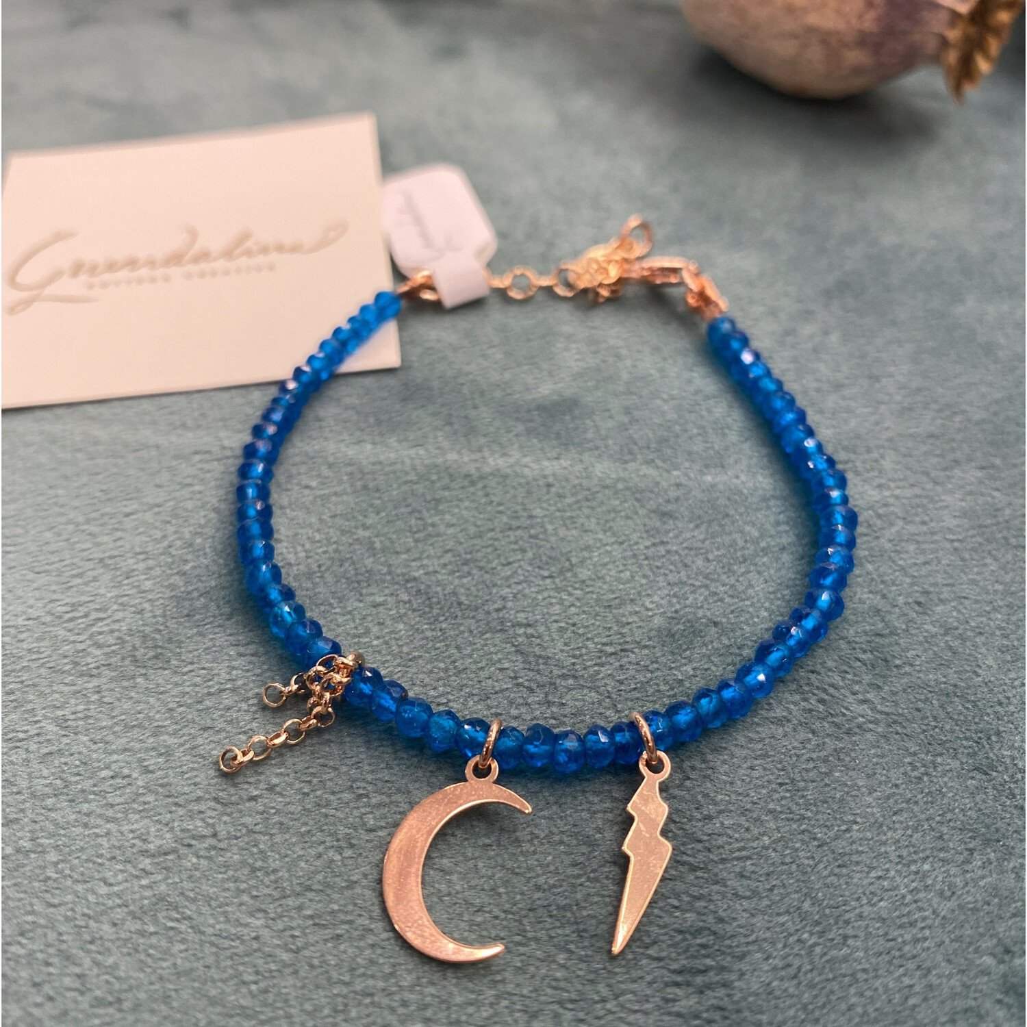 Bracciale collezione Charms, modello: agata blu , charms luna e fulmine