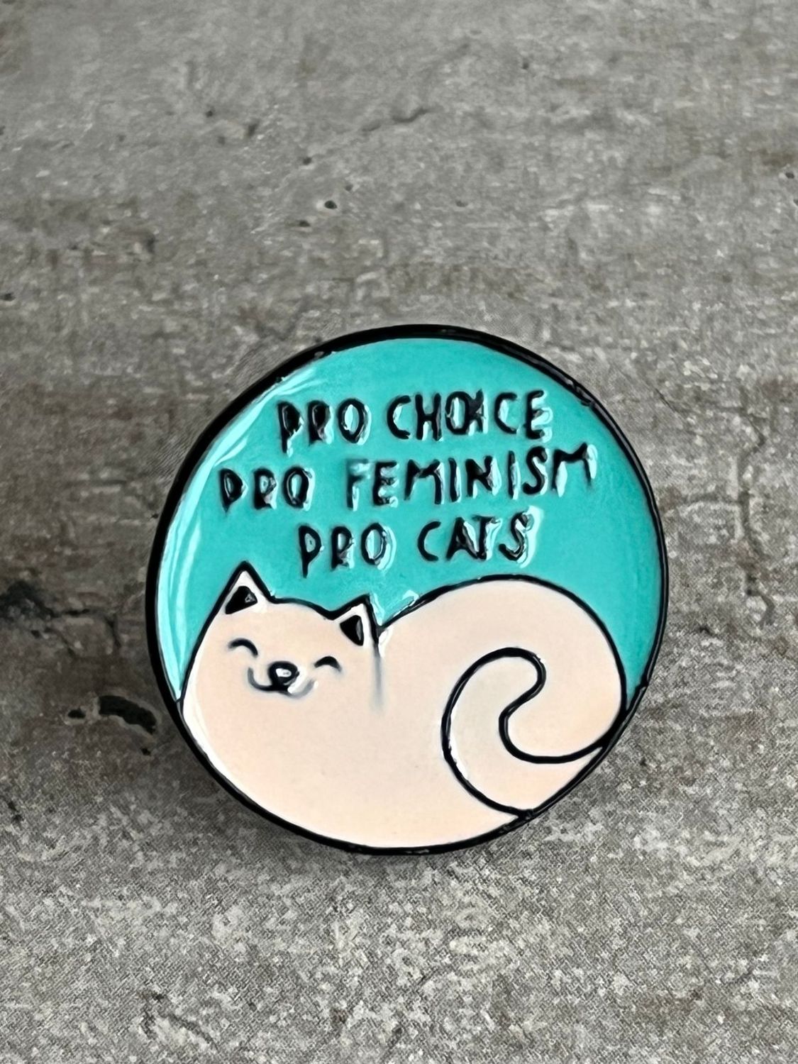 Pin feminista con gatito