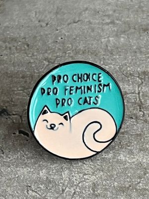 Pin feminista con gatito