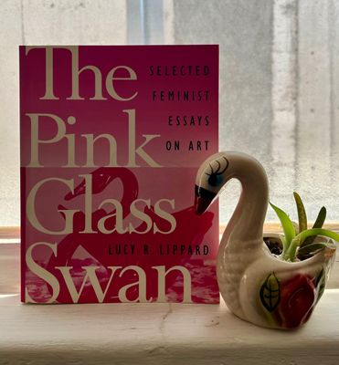 The Pink Glass Swan: Selected Essays on Feminist Art by Lippard, Lucy R. feminismos