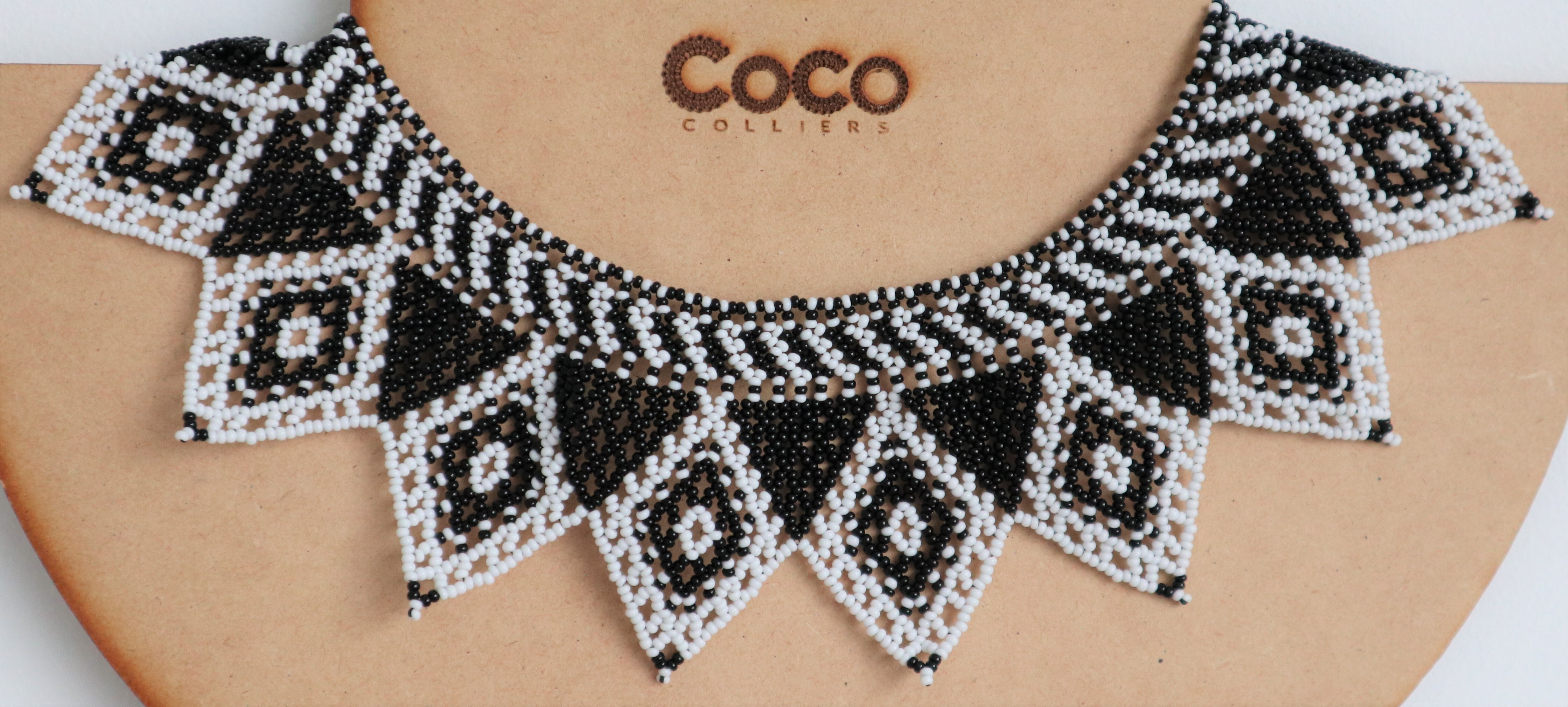 Collier noir et blanc