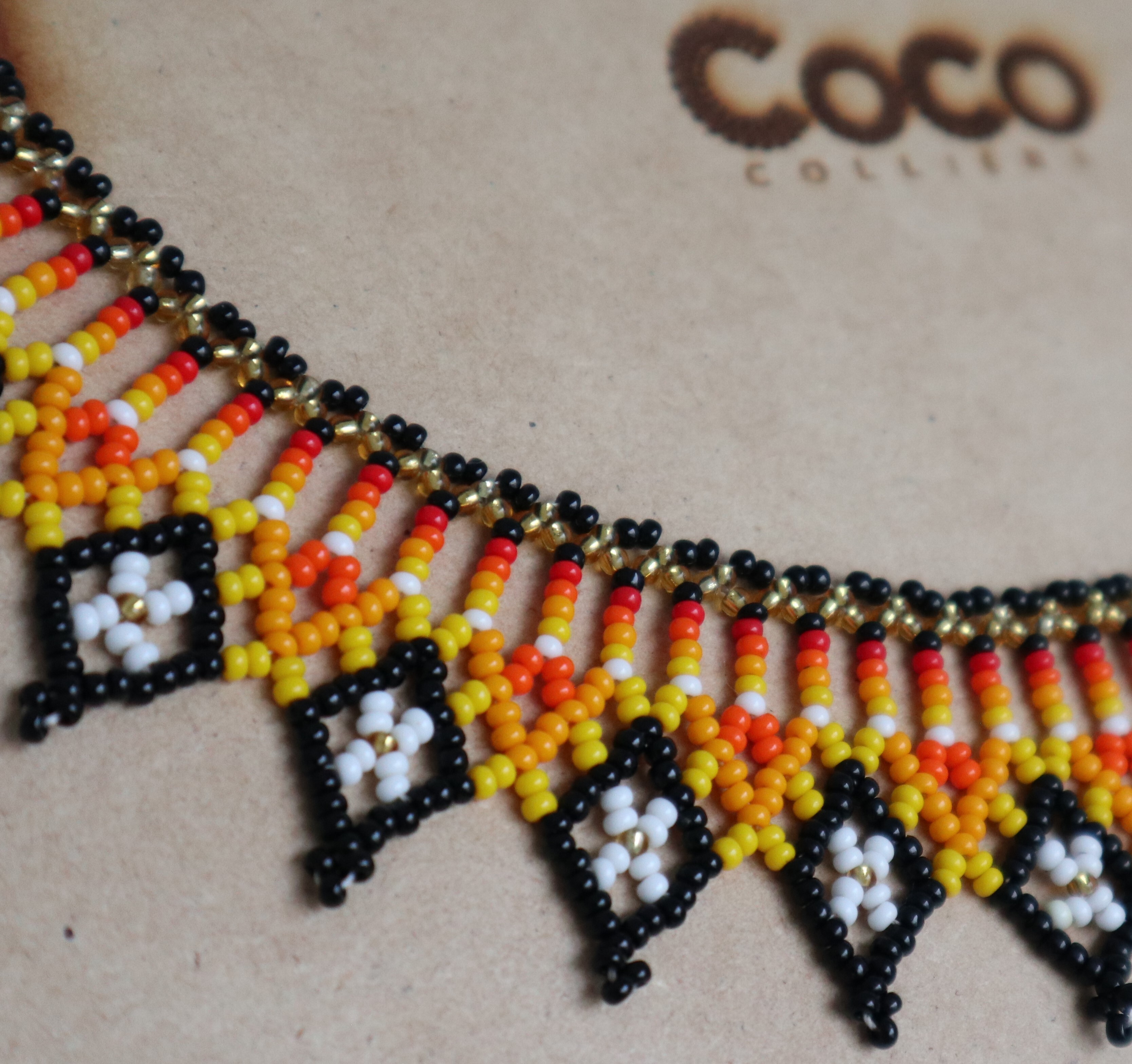 Collier couronne jaune doré noir