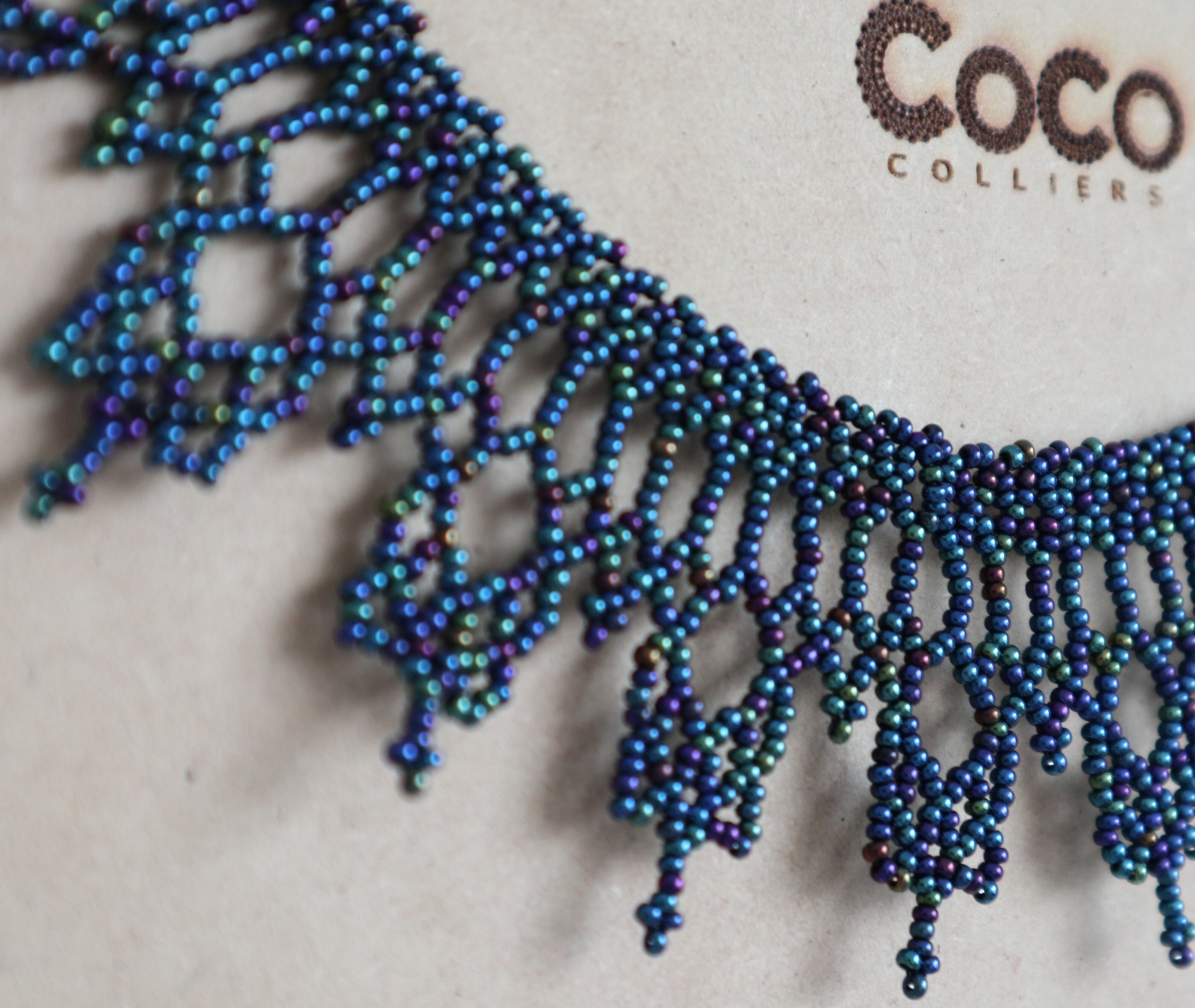 Collier bleu pétrole