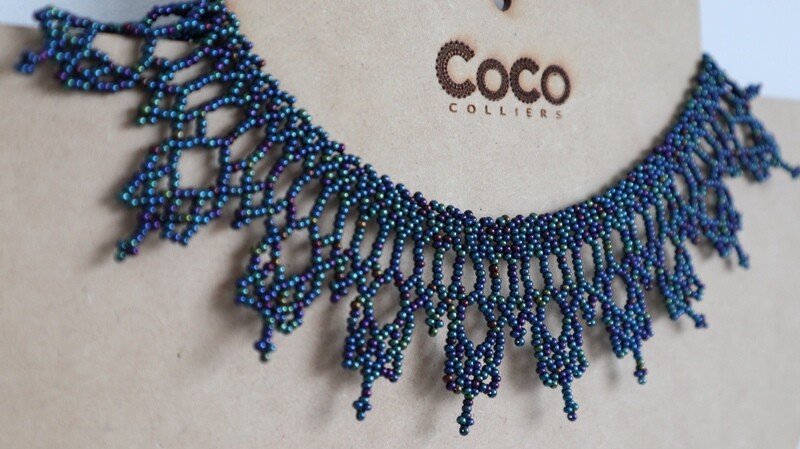 Collier bleu pétrole