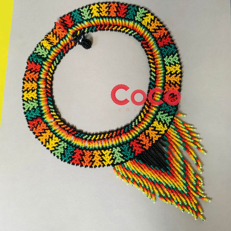 Collier choker triangle