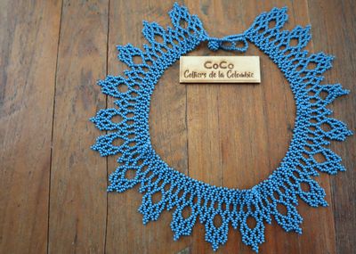 Collier en pointe festonnée