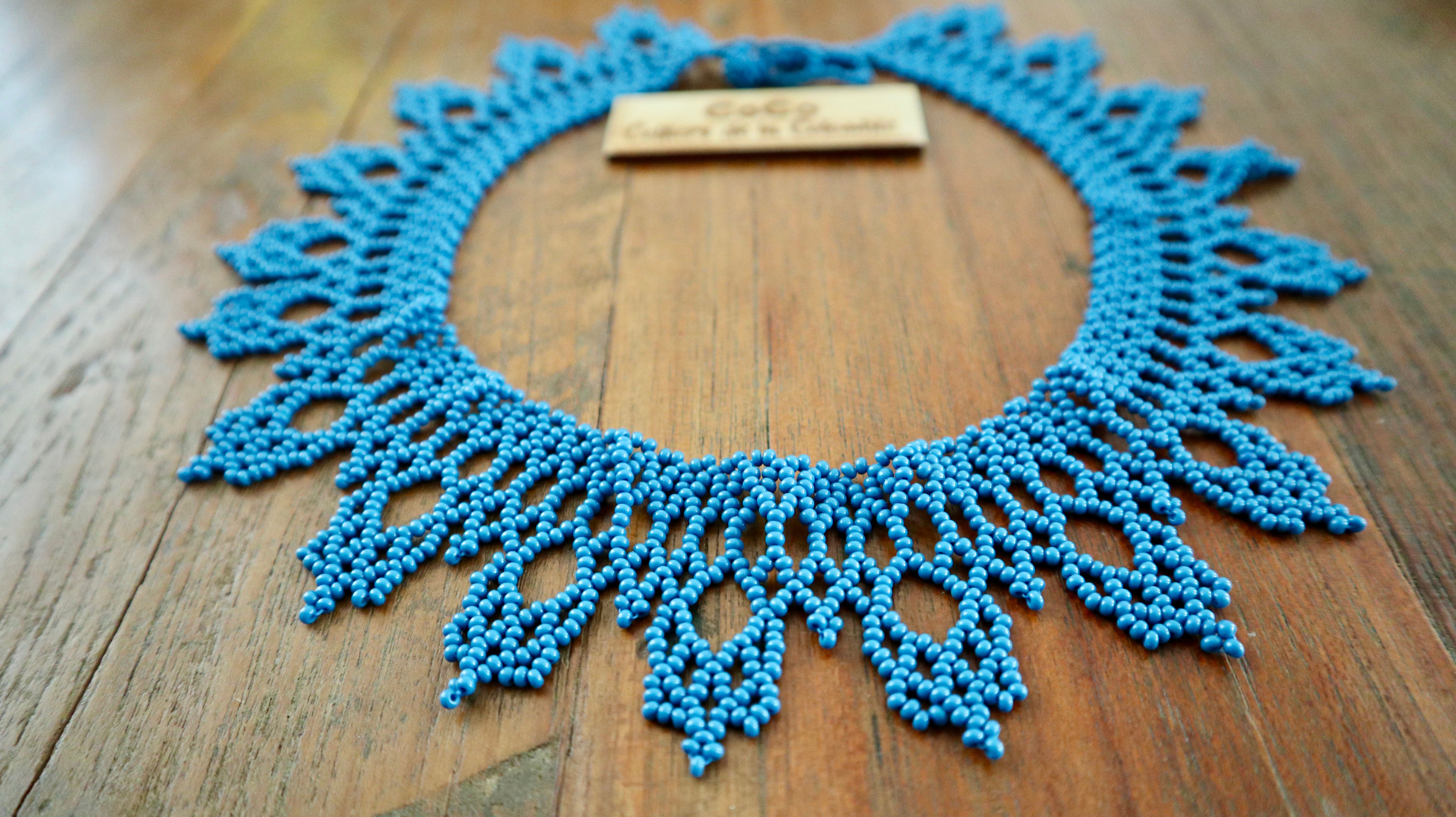 Collier en pointe festonnée