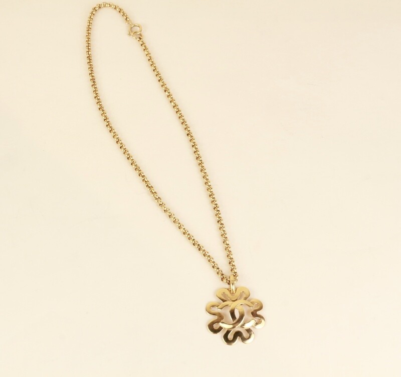 ​Chanel Vintage gold necklace pendant small