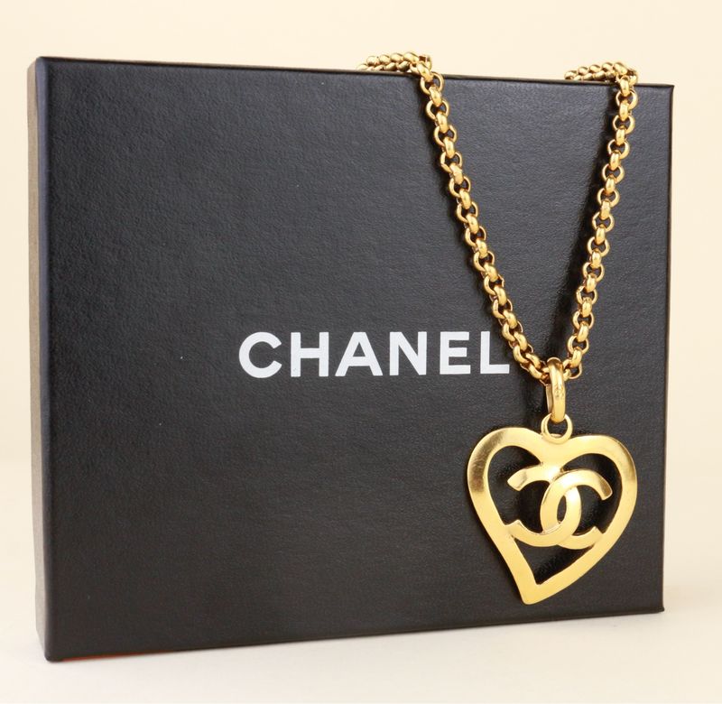 ​Chanel Vintage gold necklace heart pendant