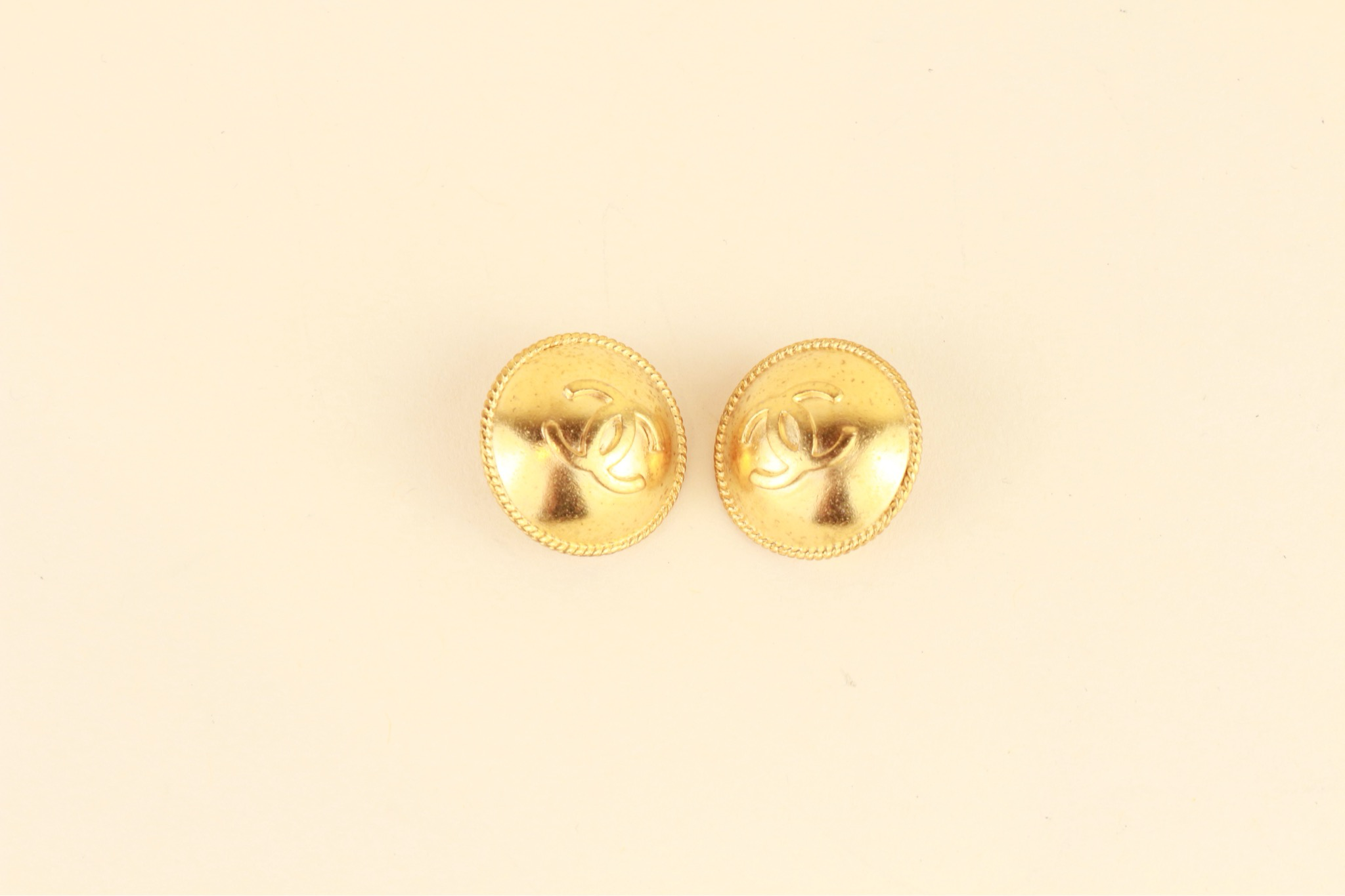 Chanel Clip on earrings round