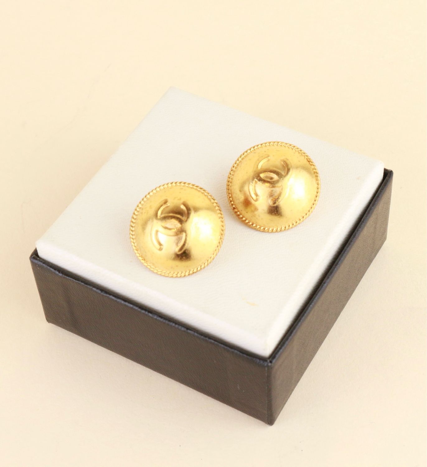 ​Chanel Clip on earrings round