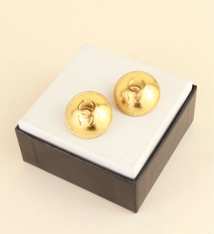 ​Chanel Clip on earrings round
