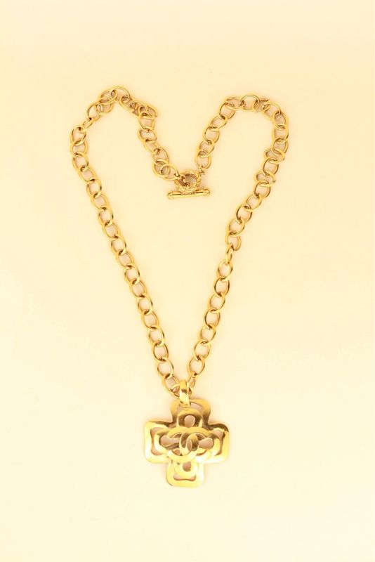 ​Chanel Vintage gold necklace pendant large