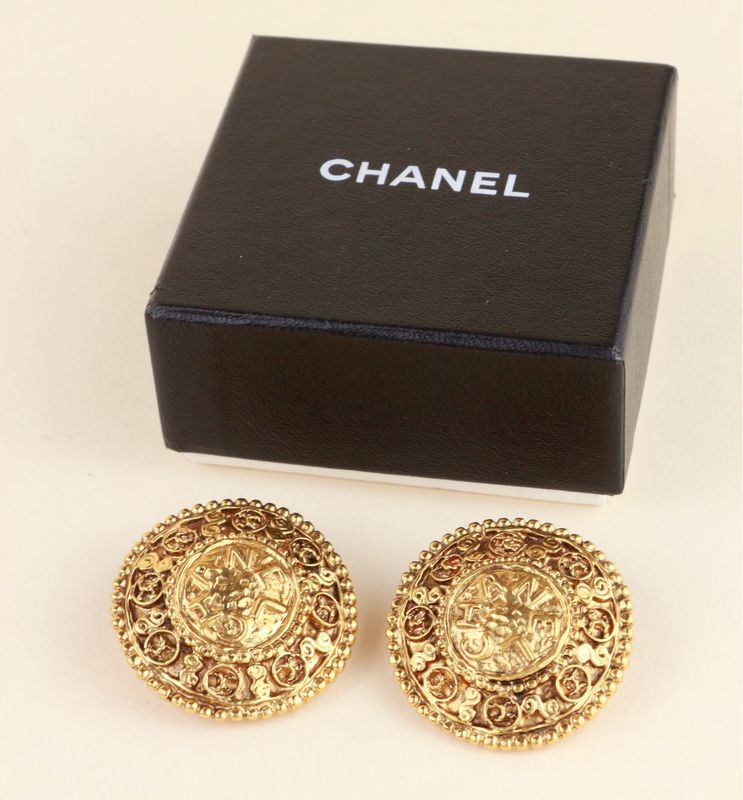 Chanel Clip-on earrings gold vintage