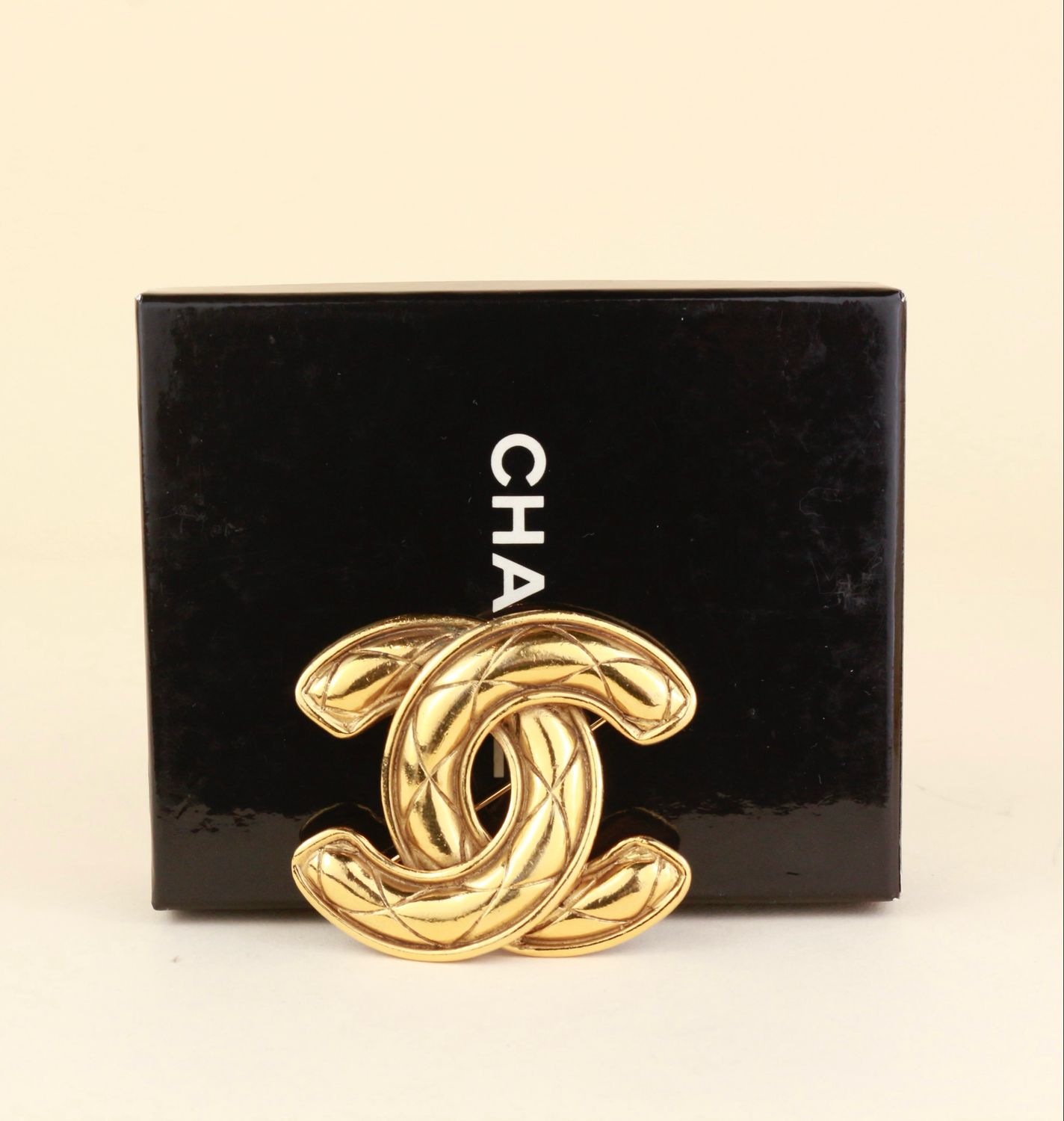 Chanel Matelassé brooch Large