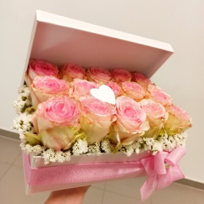 Kvadratni box sa 15 ruža