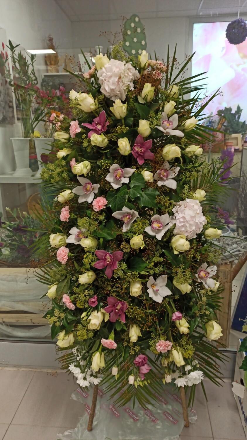 Veliki uspravni aranžman s ružama i orhidejama