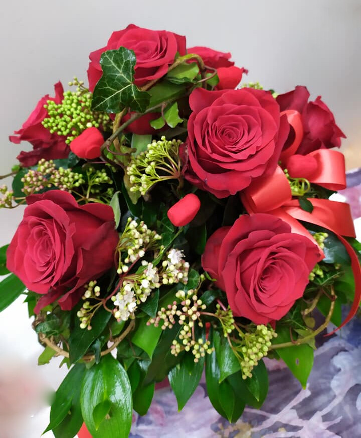 Rustikalni buket ruža i bršljana