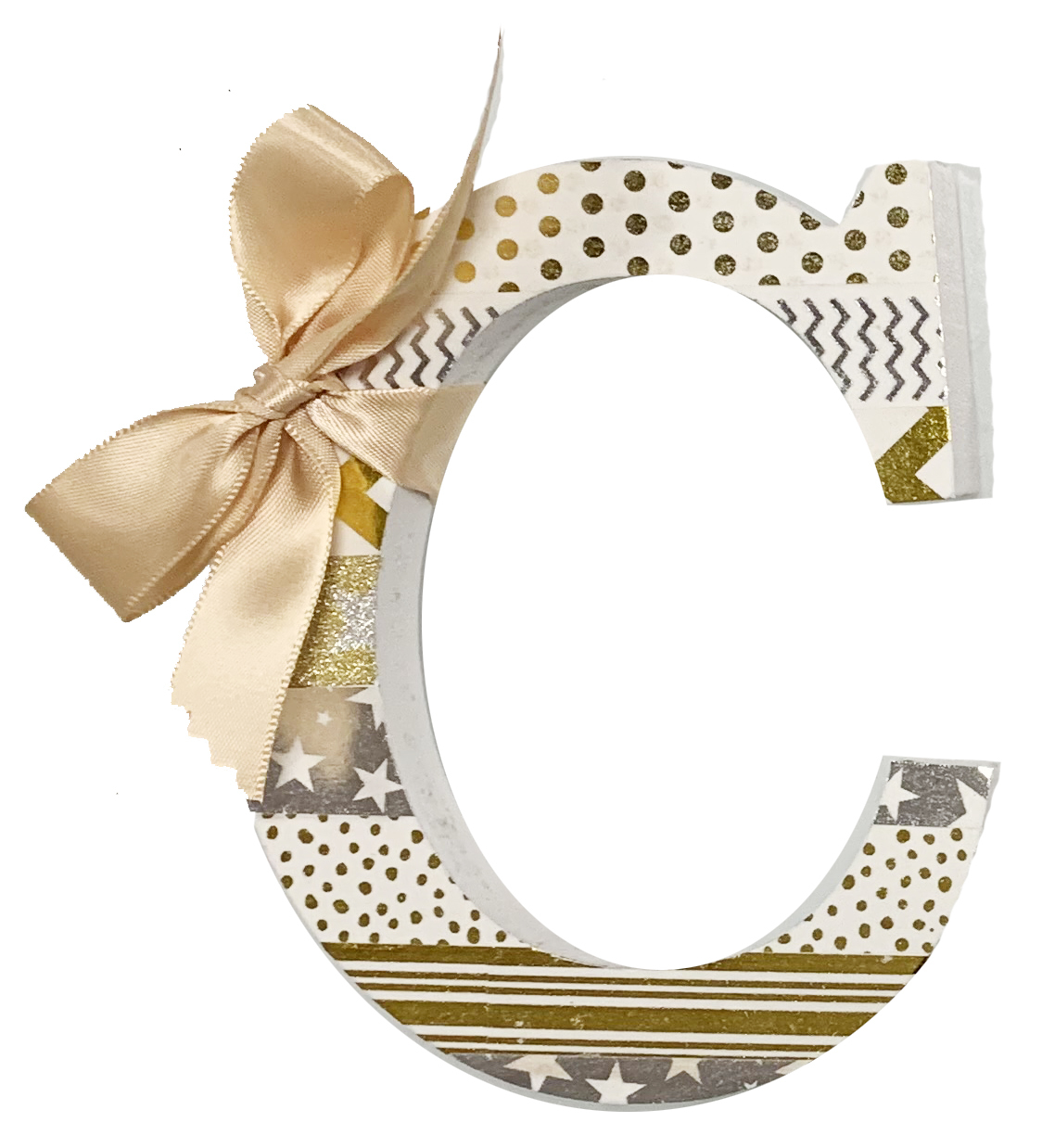 Letra de madera decorada con lazo de raso