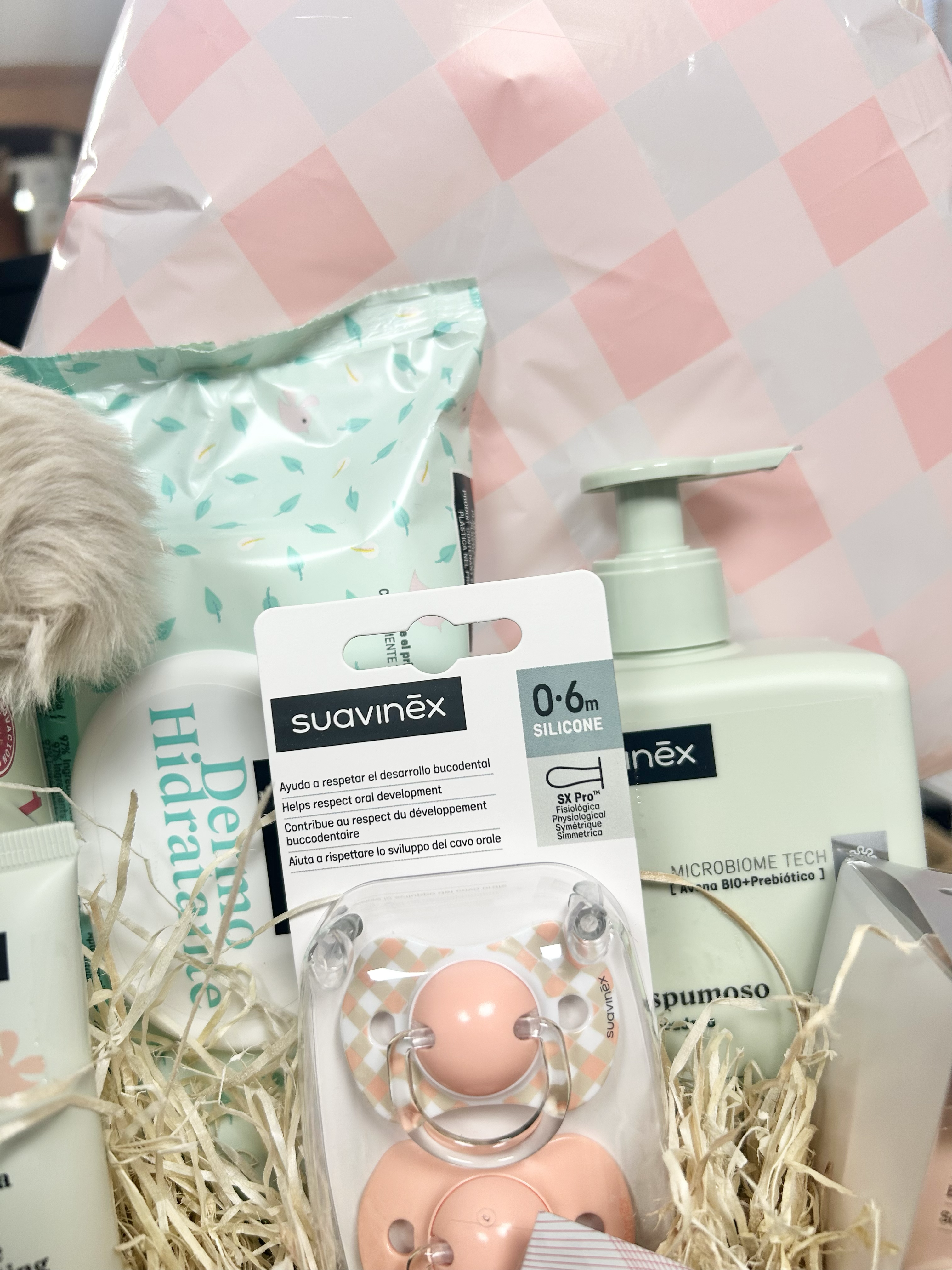 Cesta regalo bebé travesuras rosa