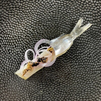 Śledź z suszonymi grzybami, wędzoną śliwką i cebulą