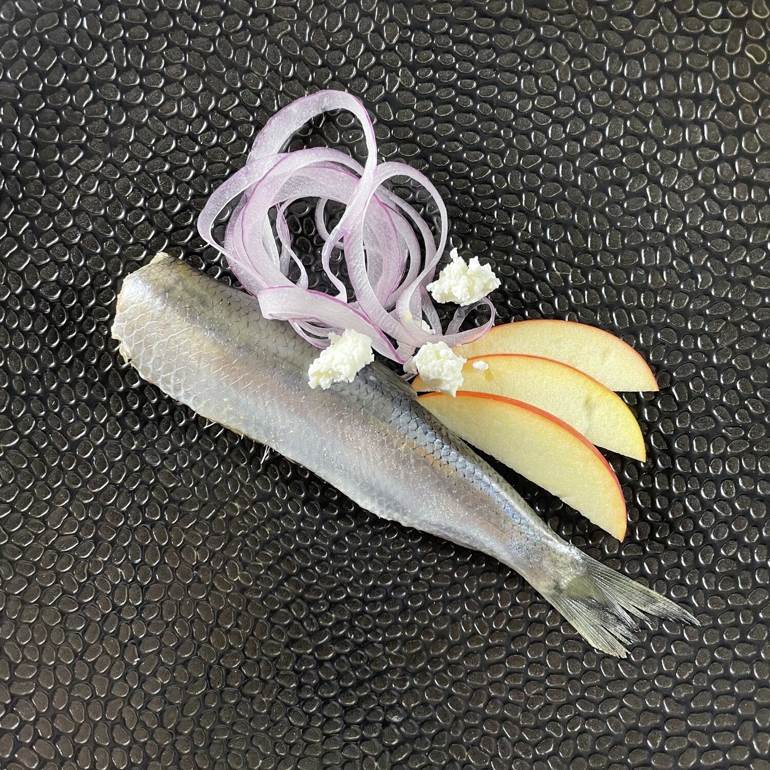 Śledź z jabłkiem, śmietaną i serem