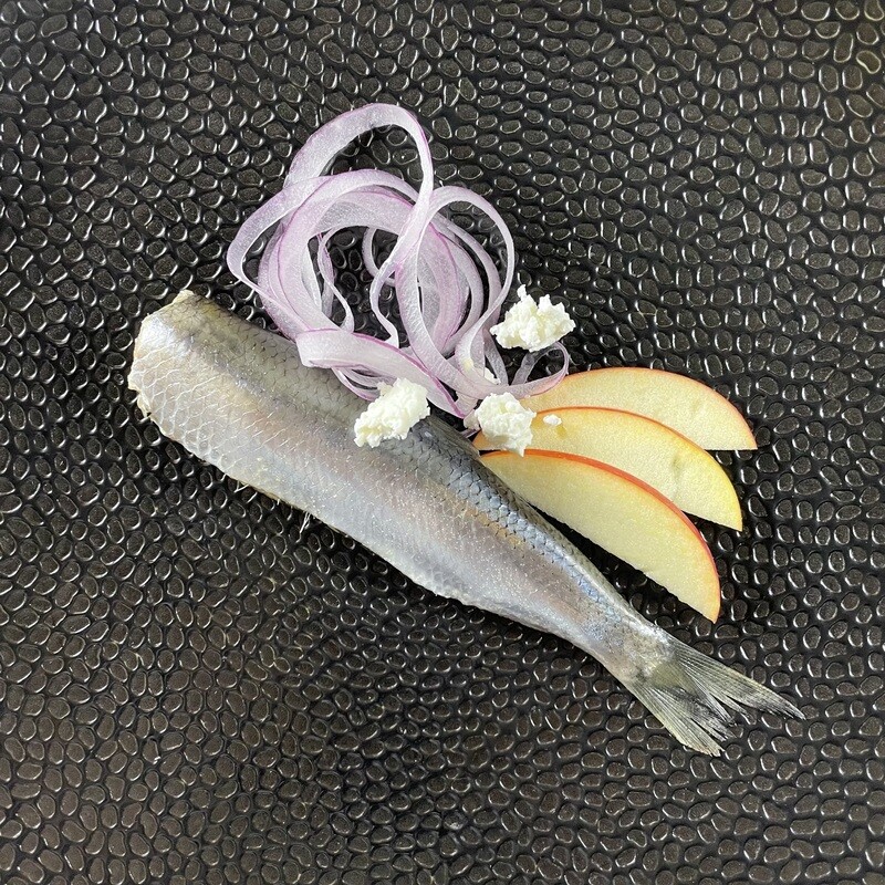 Śledź z jabłkiem, śmietaną i serem