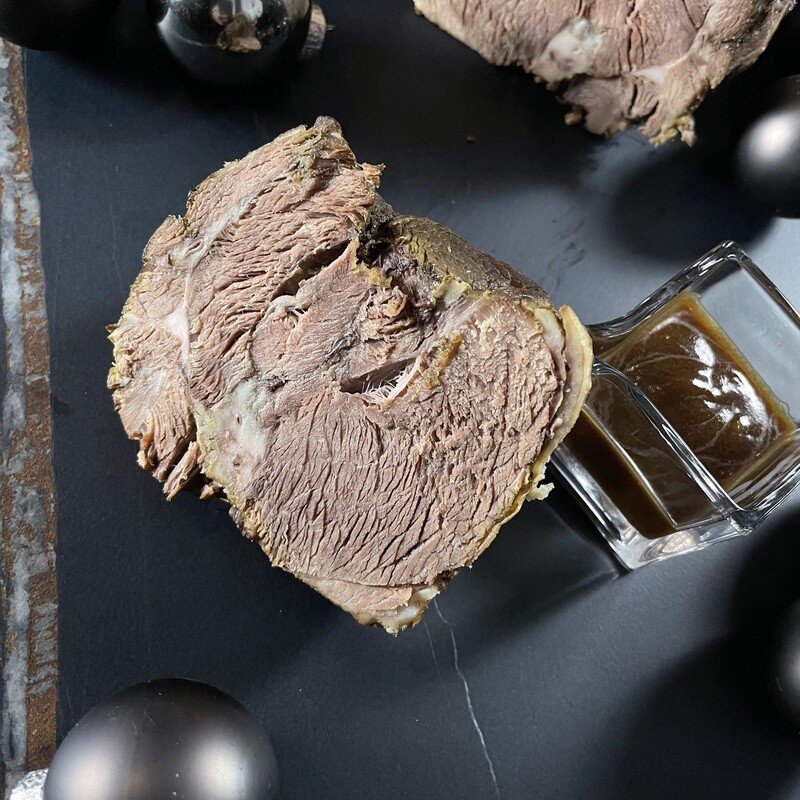 Wolno pieczony udziec jagnięcy