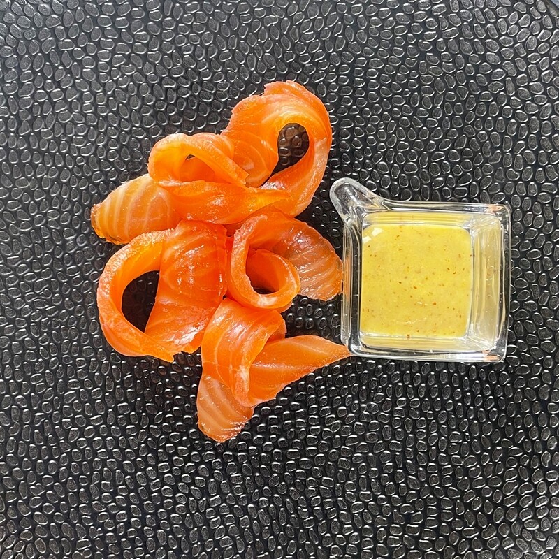 Plastry łososia gravalax z sosem miodowo-musztardowym