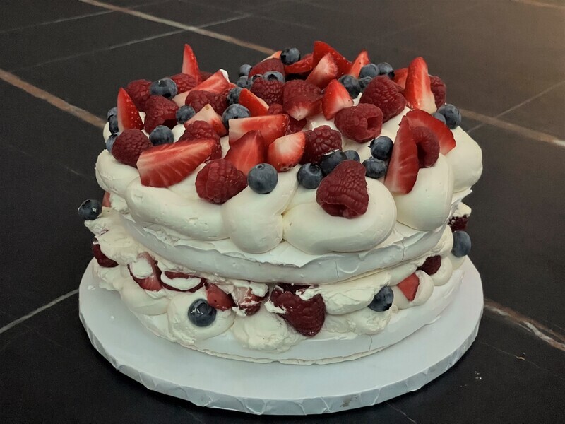 Tort bezowy z owocami