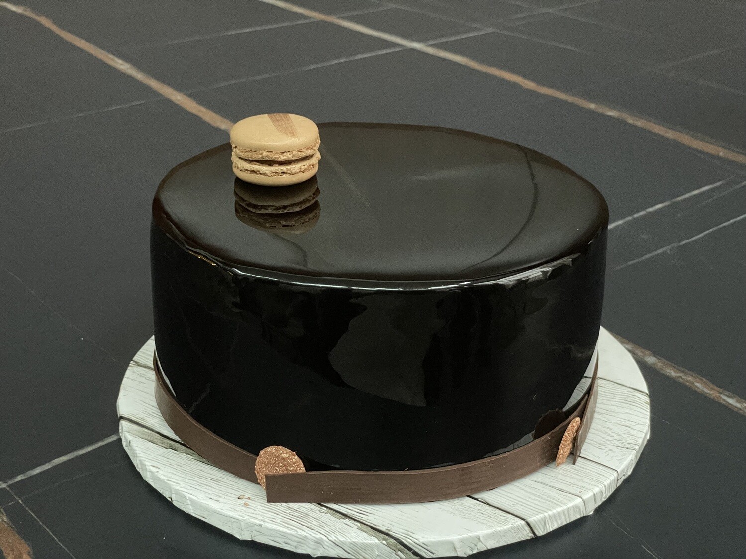 Tort gorzka czekolada z czerwoną porzeczką
